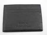 un gros plan d'un portefeuille en cuir noir posé sur une surface blanche