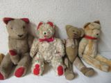 cinq ours en peluche assis les uns à côté des autres sur une table