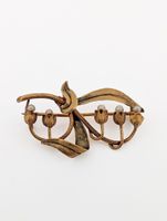 Broche en or jaune 750‰ en forme de brin de muguet orné de petites per