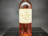 une bouteille de vin posée sur une table noire