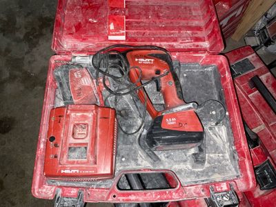 une boîte à outils rouge avec des outils sur une table