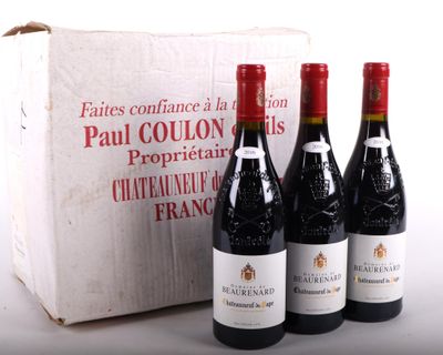 trois bouteilles de vin rouge sont posées devant une boîte blanche