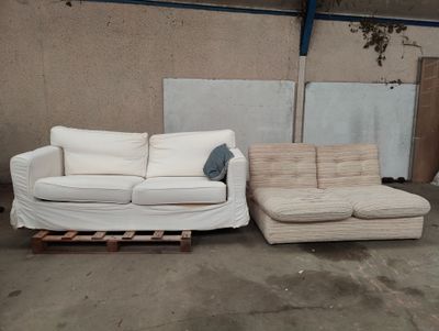 Réunion d'un canapé deux place et d'une banquette convertibl…