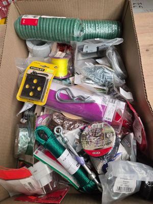 une boîte en carton remplie d'articles divers à vendre