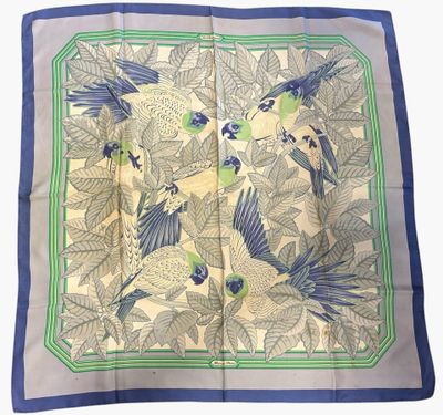 un gros plan sur un foulard carré orné d'oiseaux