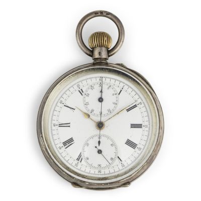 une montre de poche en argent avec des chiffres romains sur le cadran