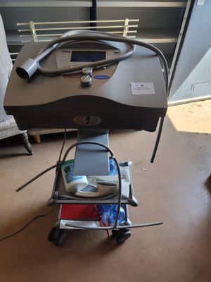 une petite table sur laquelle se trouvent un ordinateur portable et d'autres objets