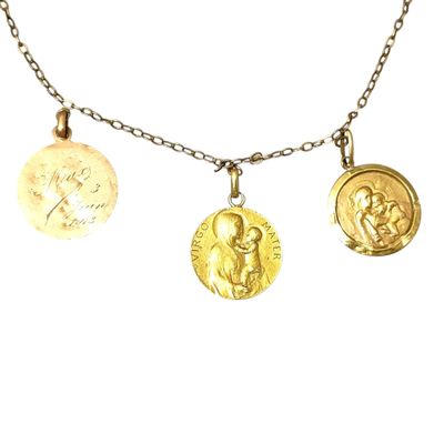trois colliers composés de pièces d'or montées sur une chaîne et ornés d'une breloque en forme de pièce