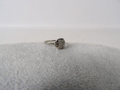 une photo d'une bague en diamant posée sur un coussin