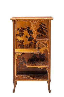 une armoire en bois surmontée d'un oiseau