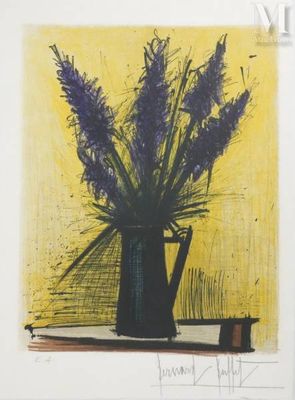 tableau représentant des fleurs violettes dans un vase noir sur fond jaune
