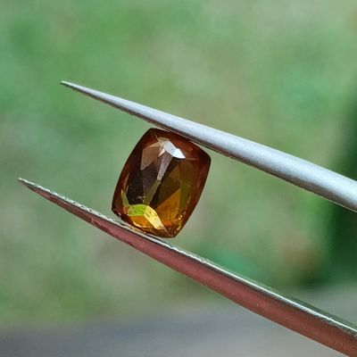 un gros plan d'un diamant jaune sur un tweet