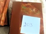 deux boîtes posées sur une table, avec un mot accroché dessus