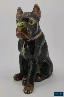 une figurine de chien assise sur une surface blanche