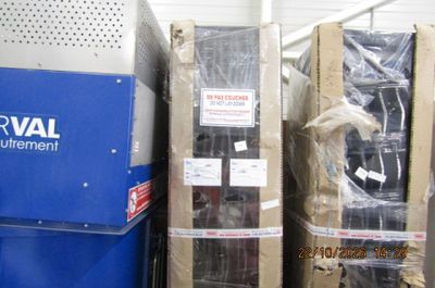 plusieurs cartons contenant du matériel électrique dans un local de stockage