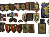 de nombreux types de badges différents sur fond blanc
