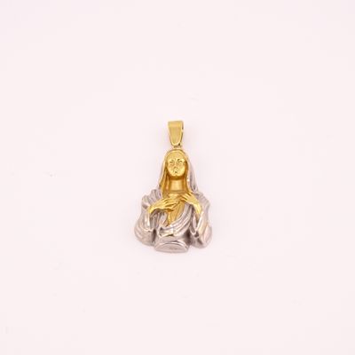 un pendentif représentant un Bouddha en argent et en or sur fond blanc