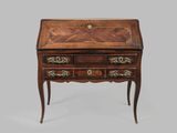 un bureau ancien muni de tiroirs et de tiroirs sur le dessus