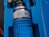 un boîtier en plastique bleu contenant une pompe à eau bleue