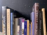 de nombreux livres qui sont rangés les uns à côté des autres sur une étagère