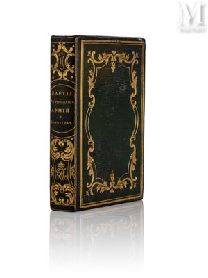 un vieux livre posé sur une table à côté d'un fond blanc