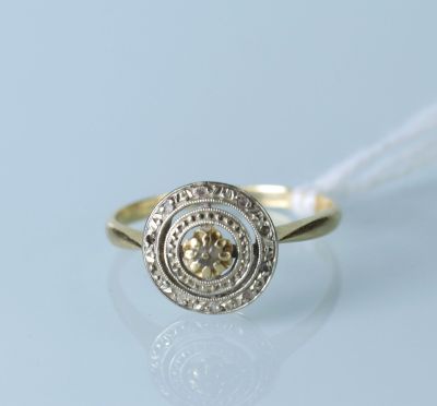 Bague en or deux tons (18 carats) à chaton rond agrémenté de…