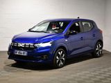 La voiture bleue est garée dans une pièce dont le sol est en damier.