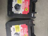 deux boîtes en plastique posées par terre