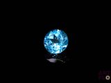 gros plan d'un diamant bleu sur une surface noire