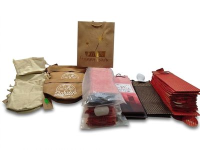 de nombreux sacs de nourriture posés sur une table