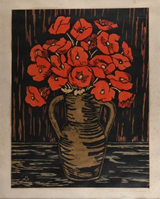 une photo d'un vase contenant des fleurs rouges