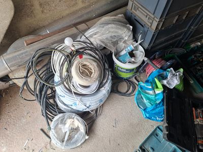 un tas de câbles et d'autres équipements électriques par terre