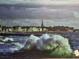 une photo d'une photo d'une vague dans l'océan