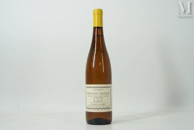 une bouteille de vin posée sur une table