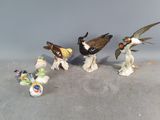 cinq figurines d'oiseaux assis les uns à côté des autres