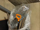 un seau rempli d'outils posé sur les marches