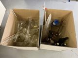 deux boîtes contenant des bouteilles vides, posées sur une table