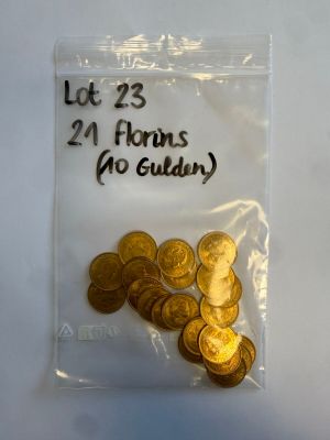 un sac de pièces d'or sur lequel est apposée une étiquette indiquant le prix