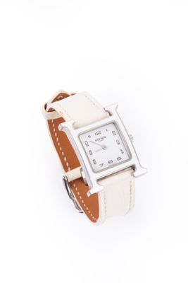 une image d'un gros plan d'une montre-bracelet sur un fond blanc