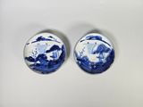 deux assiettes bleues et blanches ornées d'un paysage