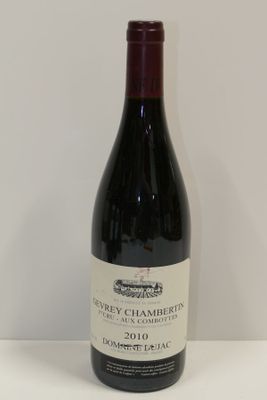 une bouteille de vin posée sur une table