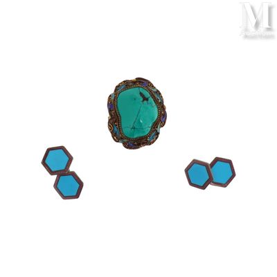 trois bijoux en turquoise et en pierre noire sur fond blanc