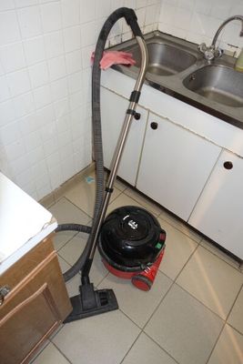 SUR DESIGNATION : Un four à micro-ondes PANASONIC, une cafet…