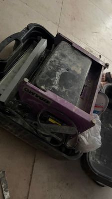 une valise dans laquelle se trouve un micro-ondes