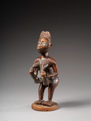 une image représentant une statue en bois d'une femme tenant un panier