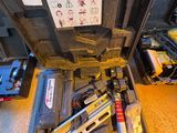 une boîte à outils contenant une agrafeuse et une agrafeuse