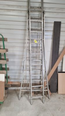 une échelle appuyée contre un mur dans un garage