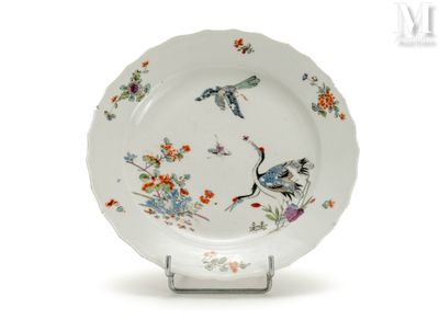 une assiette blanche ornée d'un motif représentant un oiseau et des fleurs