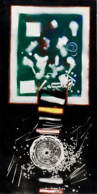 une photo en noir et blanc représentant une horloge et quelques feuilles de papier