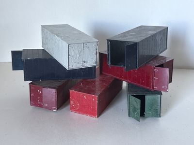 quatre boîtes empilées les unes sur les autres sur une table